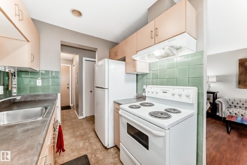 305 12710 127 Street, Edmonton, AB - Indoor Photo Showing Kitchen