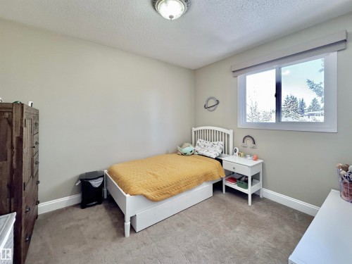 Bedroom featuring light colored carpet and a textured ceiling - 4 Wolf Crescent Nw, Edmonton, AB - Indoor Photo Showing Bedroom
