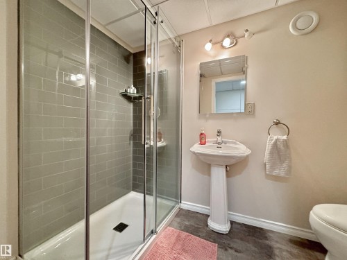 Full bathroom featuring toilet and a shower stall - 4 Wolf Crescent Nw, Edmonton, AB - Indoor Photo Showing Bathroom