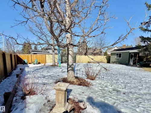 Yard layered in snow featuring a fenced backyard and an outbuilding - 4 Wolf Crescent Nw, Edmonton, AB - Outdoor