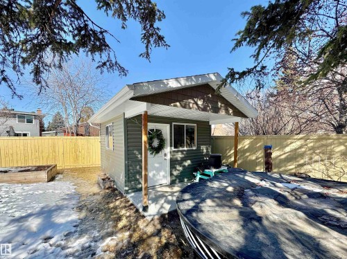 Back of house with an outbuilding and a fenced backyard - 4 Wolf Crescent Nw, Edmonton, AB - Outdoor