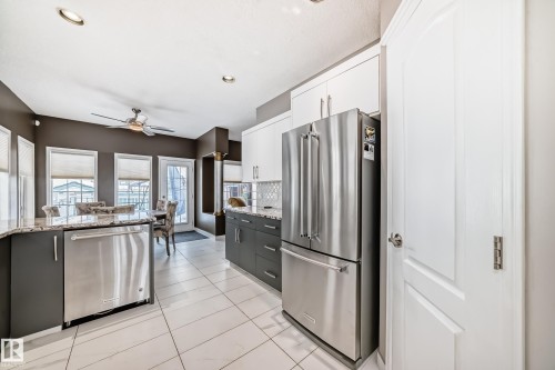 170 Blackburn Drive W, Edmonton, AB - Indoor Photo Showing Kitchen With Upgraded Kitchen