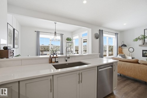 1525 Darby Bay, Edmonton, AB - Indoor Photo Showing Kitchen