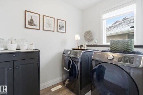 1525 Darby Bay, Edmonton, AB - Indoor Photo Showing Laundry Room