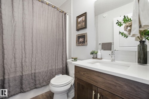 1525 Darby Bay, Edmonton, AB - Indoor Photo Showing Bathroom