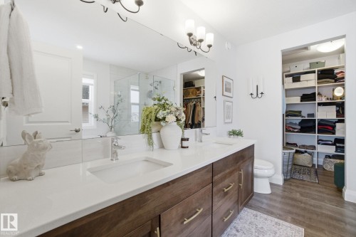 1525 Darby Bay, Edmonton, AB - Indoor Photo Showing Bathroom