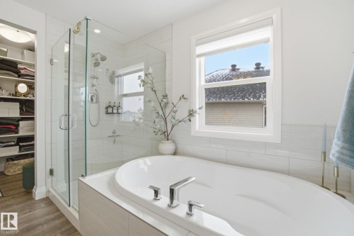 1525 Darby Bay, Edmonton, AB - Indoor Photo Showing Bathroom