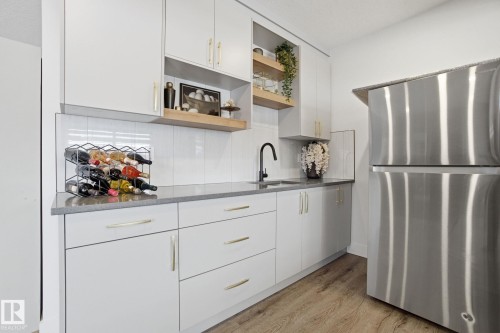 1525 Darby Bay, Edmonton, AB - Indoor Photo Showing Kitchen