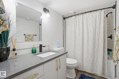 1525 Darby Bay, Edmonton, AB - Indoor Photo Showing Bathroom