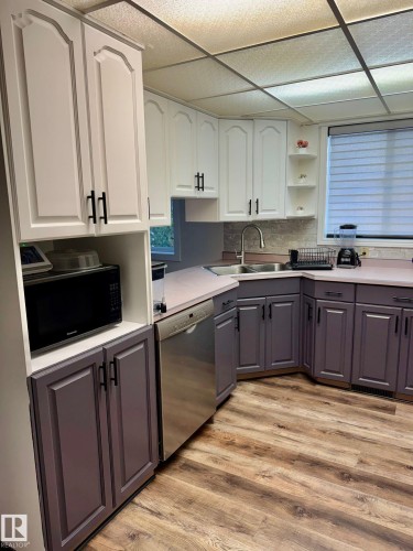 4514 56 Avenue, Barrhead, AB - Indoor Photo Showing Kitchen With Double Sink
