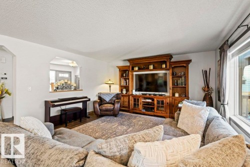16820 57 Street, Edmonton, AB - Indoor Photo Showing Living Room