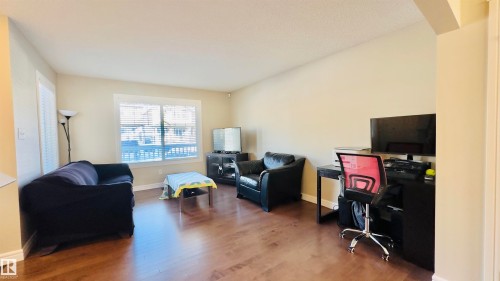 1542 33A Street, Edmonton, AB - Indoor Photo Showing Living Room