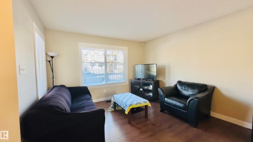1542 33A Street, Edmonton, AB - Indoor Photo Showing Living Room