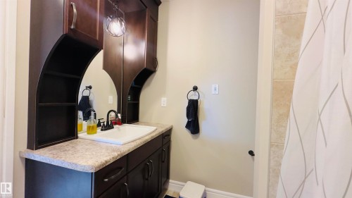 1542 33A Street, Edmonton, AB - Indoor Photo Showing Bathroom