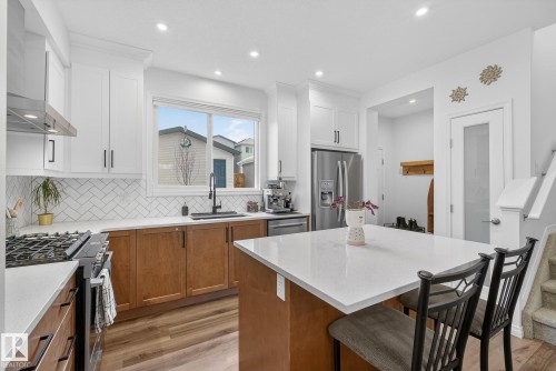 203 Charlesworth Drive, Edmonton, AB - Indoor Photo Showing Kitchen With Upgraded Kitchen