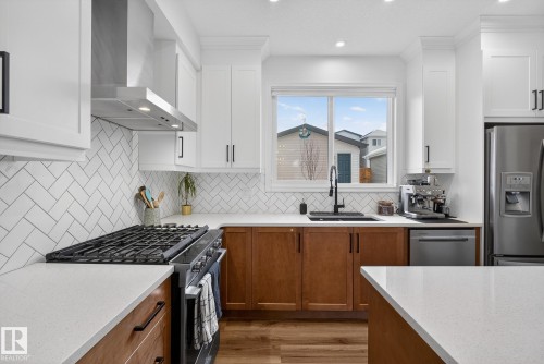 203 Charlesworth Drive, Edmonton, AB - Indoor Photo Showing Kitchen With Upgraded Kitchen