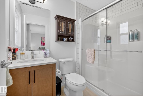 203 Charlesworth Drive, Edmonton, AB - Indoor Photo Showing Bathroom