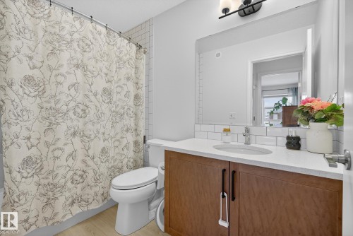 203 Charlesworth Drive, Edmonton, AB - Indoor Photo Showing Bathroom