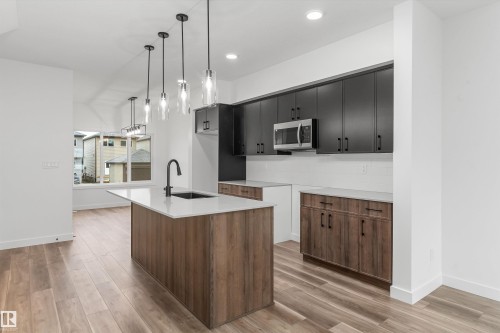 1052 14 Avenue, Edmonton, AB - Indoor Photo Showing Kitchen