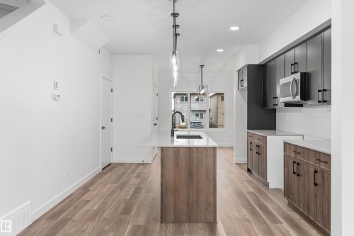 1052 14 Avenue, Edmonton, AB - Indoor Photo Showing Kitchen