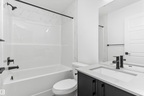 1052 14 Avenue, Edmonton, AB - Indoor Photo Showing Bathroom