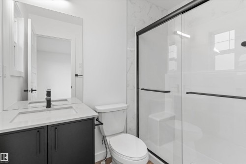 1052 14 Avenue, Edmonton, AB - Indoor Photo Showing Bathroom