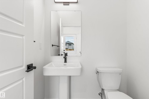 1052 14 Avenue, Edmonton, AB - Indoor Photo Showing Bathroom