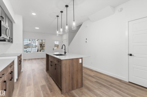1052 14 Avenue, Edmonton, AB - Indoor Photo Showing Kitchen