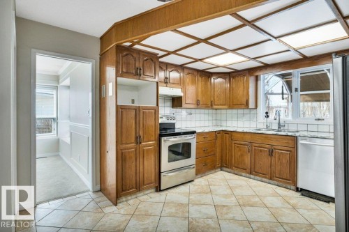 20 Alphonse Crest, St. Albert, AB - Indoor Photo Showing Kitchen