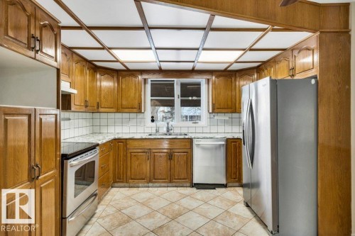 20 Alphonse Crest, St. Albert, AB - Indoor Photo Showing Kitchen