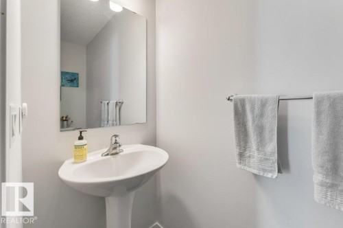 Bathroom featuring a textured ceiling - 1323 South Creek Link, Stony Plain, AB - Indoor Photo Showing Bathroom