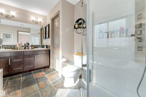 12063 21 Avenue Sw, Edmonton, AB - Indoor Photo Showing Bathroom