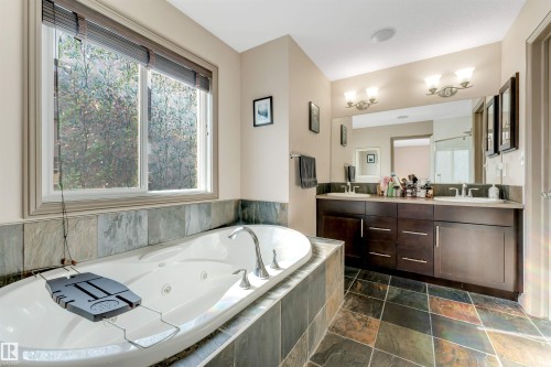 12063 21 Avenue Sw, Edmonton, AB - Indoor Photo Showing Bathroom