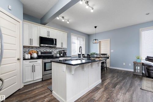 34 Spruce Boulevard, Leduc, AB - Indoor Photo Showing Kitchen With Upgraded Kitchen