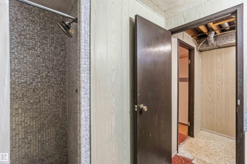 View of hallway - 4615 49 Avenue, Redwater, AB - Indoor