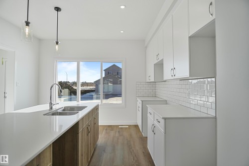 31 Eton Link, Spruce Grove, AB - Indoor Photo Showing Kitchen With Double Sink With Upgraded Kitchen