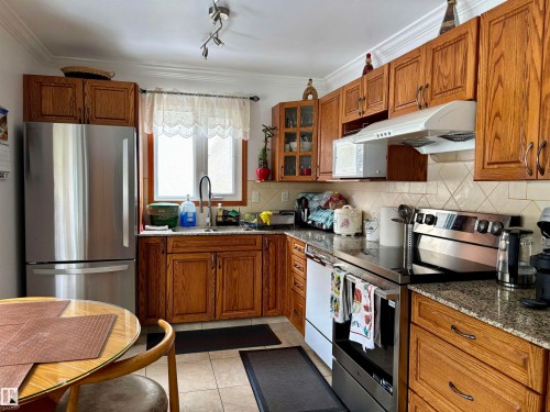39 Grand Meadow Crescent, Edmonton, AB - Indoor Photo Showing Kitchen With Double Sink