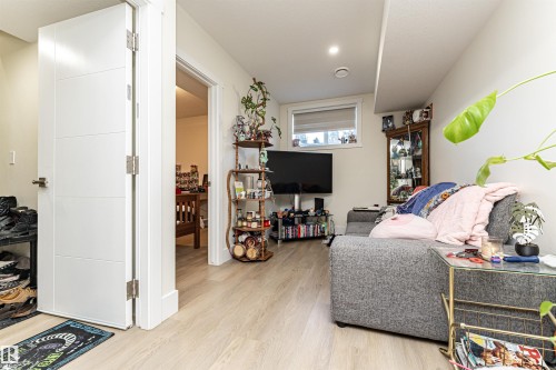 Living room featuring light wood-style flooring - 2 11569 University Avenue, Edmonton, AB - Indoor