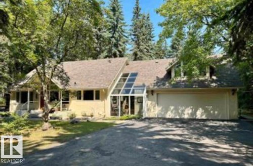 View of front facade with gravel driveway and a garage - 14 Wedgewood Crescent Nw, Edmonton, AB 