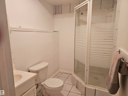 6752 166 Avenue, Edmonton, AB - Indoor Photo Showing Bathroom