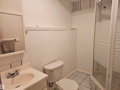 6752 166 Avenue, Edmonton, AB - Indoor Photo Showing Bathroom