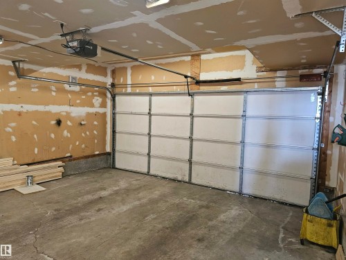 6752 166 Avenue, Edmonton, AB - Indoor Photo Showing Garage