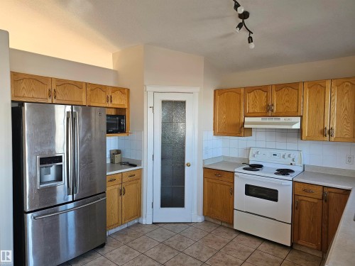 6752 166 Avenue, Edmonton, AB - Indoor Photo Showing Kitchen