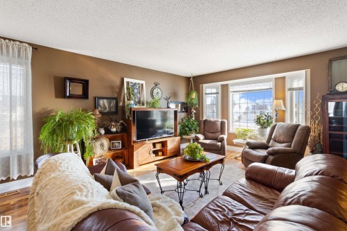 5406 45 St, Tofield, AB - Indoor Photo Showing Living Room