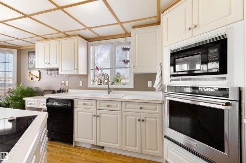 5406 45 St, Tofield, AB - Indoor Photo Showing Kitchen