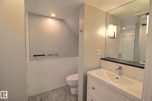 6912 22 Avenue, Edmonton, AB - Indoor Photo Showing Bathroom