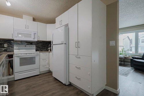 327 Kirkpatrick Crescent, Edmonton, AB - Indoor Photo Showing Kitchen