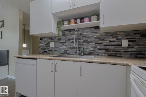327 Kirkpatrick Crescent, Edmonton, AB - Indoor Photo Showing Kitchen