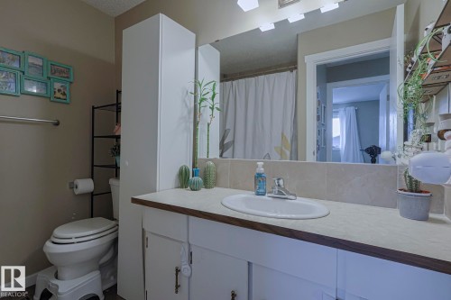 327 Kirkpatrick Crescent, Edmonton, AB - Indoor Photo Showing Bathroom