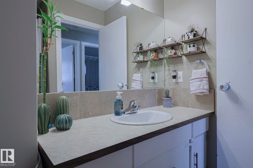 327 Kirkpatrick Crescent, Edmonton, AB - Indoor Photo Showing Bathroom